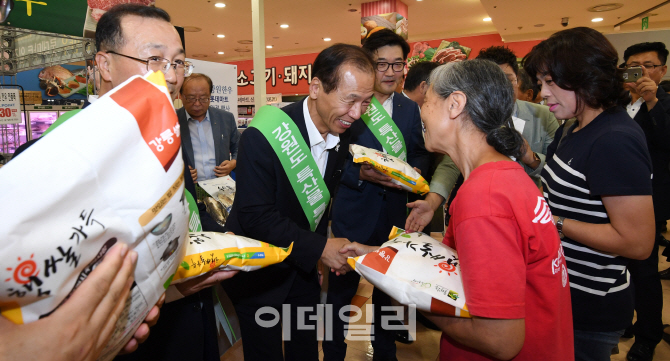 [포토]최문순 강원도지사 '강원 농산물 애용바랍니다'
