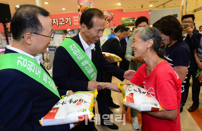 [포토]최문순 지사 '강원 농산물 애용바랍니다'