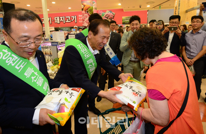 [포토]'강원 신선식품 알리는 최문순 지사'