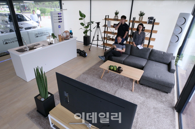 수소차 에너지로 에어컨·믹서기 가동 ‘수소전기하우스’
