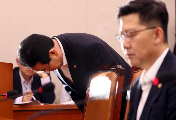 못믿을 전수조사..농가 방문없이 마을회관서 수거