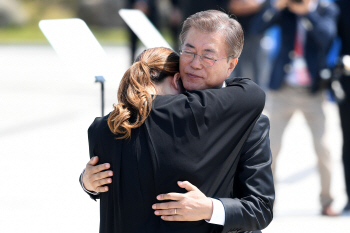 文대통령의 100일 소회 “‘임을 위한 행진곡’ 제창 때 아주 기뻤다”