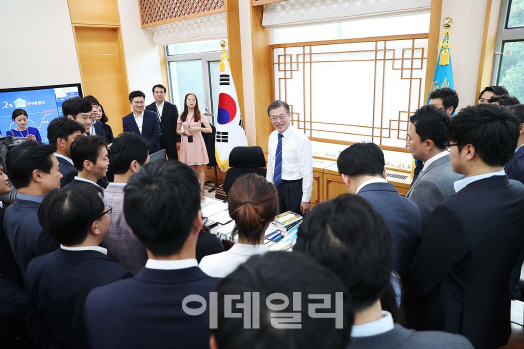 “文대통령 집무실 보고 사진찍고” 참모진도 부러워한 靑 오픈하우스