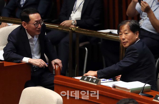 [포토]윤후덕-김도읍 '대화하는 여야 간사'