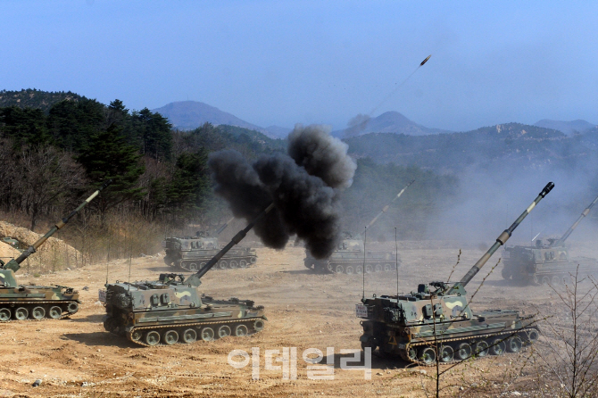 K-9 자주포 사격 중 원인 미상 화재, 부사관 1명 사망·6명 중경상(종합)