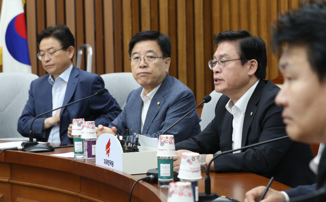 文대통령 '레드라인' 발언..여야 공방 '치열'