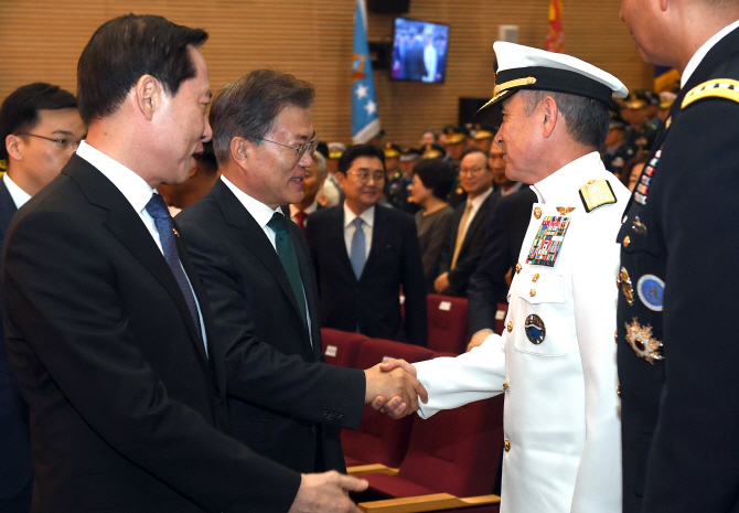 [포토] 미국 태평양 사령관과 악수하는 문 대통령