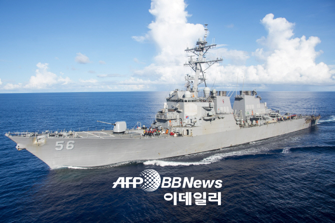 美구축함 매케인호 말라카 해협서 충돌..10명 실종 5명 부상