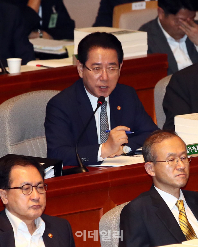 [포토]'살충제 계란' 질의에 답변하는 김영록 농림부 장관