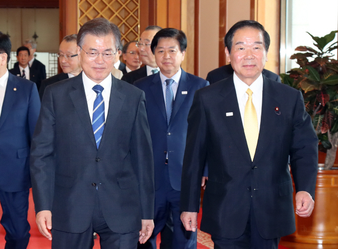 文대통령 日에 “위안부 합의, 당사자에게 의견 구하지 않았다”