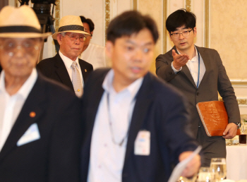 野, '기승전 탁현민'? ...다시 거세지는 사퇴압박(종합)