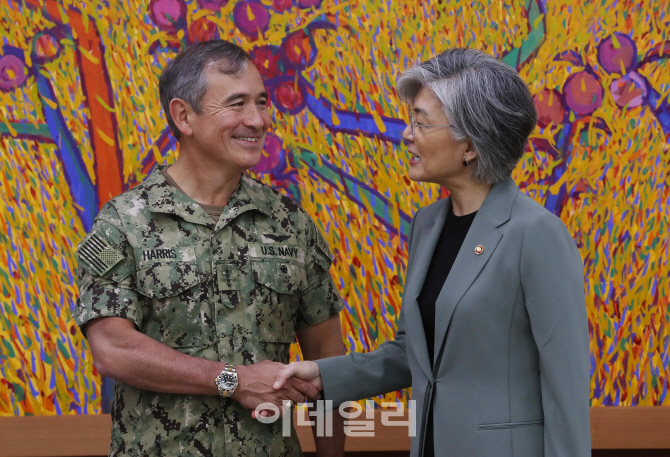 [포토]강경화 장관, 미국 태평양사령부 사령관 접견