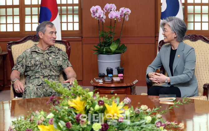 [포토]대화하는 강경화 장관-해리 해리스 사령관