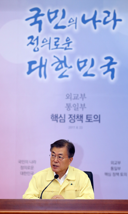 文대통령 “해외 여행객 2000만명 시대…재외국민 보호시스템 강화해야”(속보)