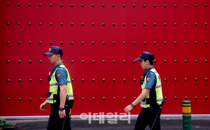 [포토]'굳게 닫힌 붉은 철문'