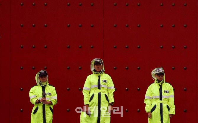[포토]한중 수교 25주년, '굳게 닫힌 붉은문'