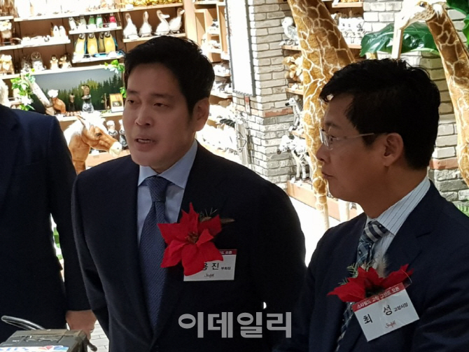정용진 부회장 “11번가 인수검토 사실...깜짝 놀랄 발표 있을 것”