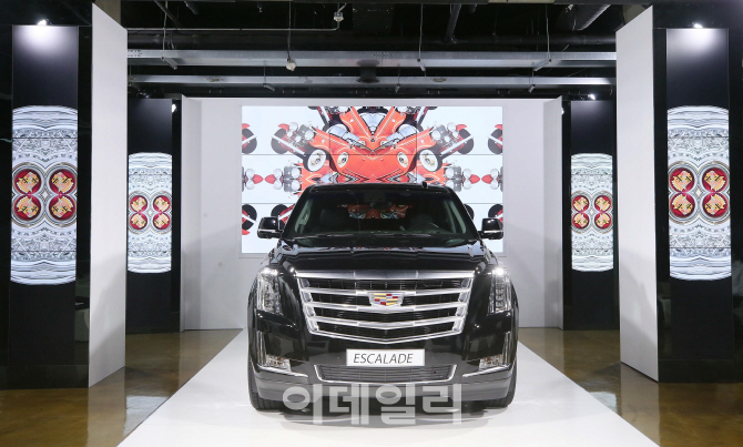 [포토]'캐딜락 하우스 서울에 전시된 에스컬레이드'