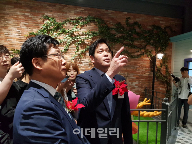 [일문일답]정용진 부회장 "복합쇼핑몰 규제 지킬 것...이케아도 쉬어야"