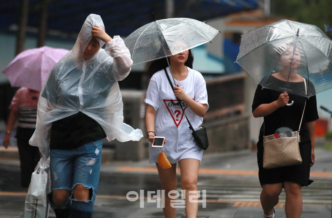 [포토]'우산 없으면 비옷'