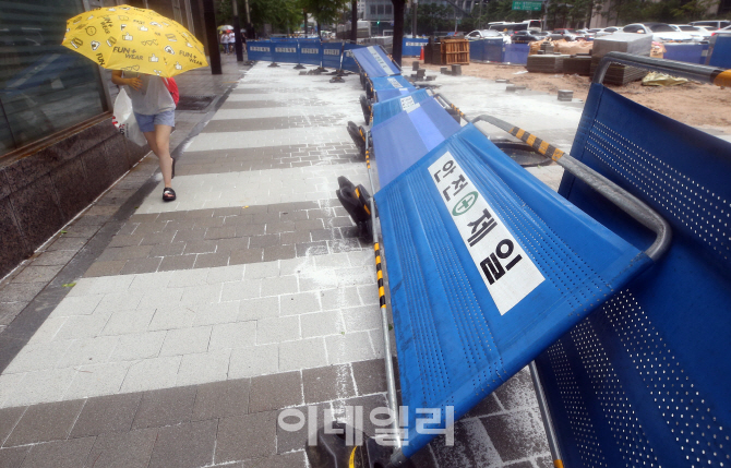 [포토]태풍 하토, '넘어진 안전펜스'