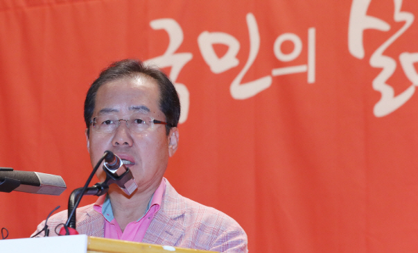 홍준표 "차떼기때보다 힘들어..자체 여론조사 20% 넘었다"