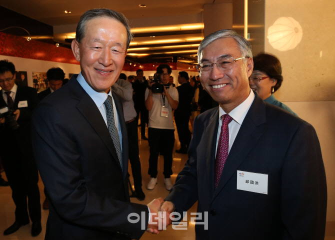[포토]추궈훙(邱國洪) 주한 중국대사와 인사 나누는 허창수 GS 회장