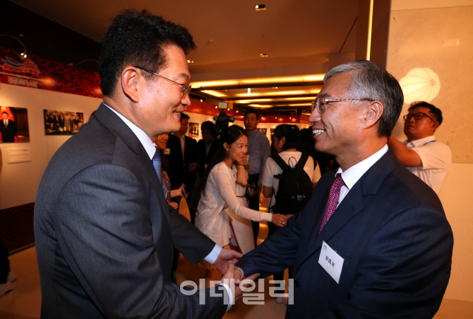 [포토]추궈훙(邱國洪) 주한 중국대사와 인사 나누는 송영길 의원