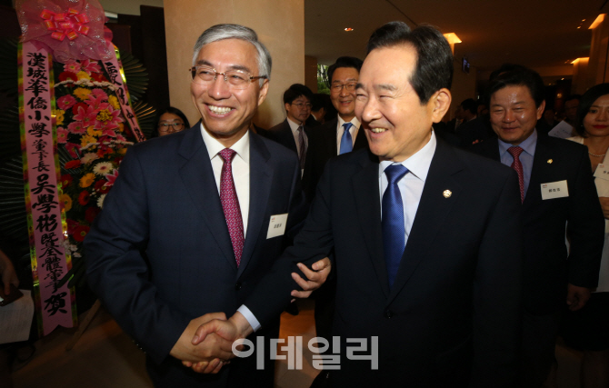 [포토]반갑게 인사 나누는 정세균 의장-추궈훙(邱國洪) 주한 중국대사