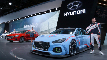 모터쇼로 눈돌리는 화학업계, 성장동력 시동 건다