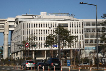 박승춘 표 '나라사랑교육' 폐지…이념 편향 논란 종지부