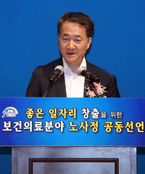박능후 장관 “아이코스 담뱃세 부과, 유해성 검증 선행해야”