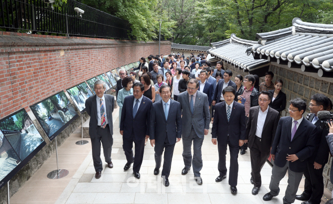 [포토]영국대사관 철문으로 막혔던 돌담길 100M 구간 개방 둘러보는 박원순 시장-찰스 헤이 영국대사