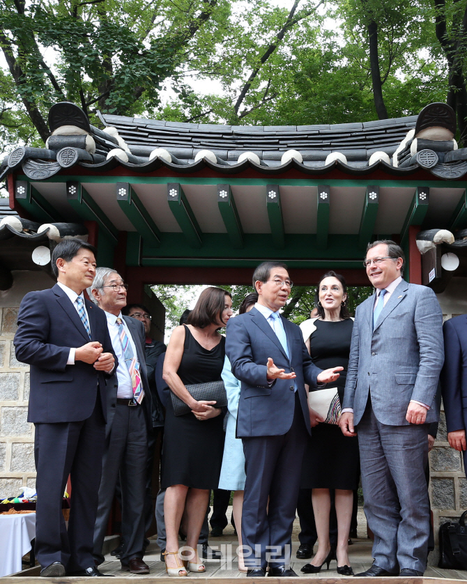 [포토]영국대사관 철문으로 막혔던 돌담길 둘러보는 박원순 시장-찰스 헤이 영국대사