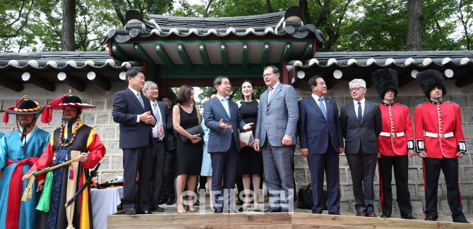 [포토]개방된 돌담길 둘러보는 박원순 시장-찰스 헤이 영국대사