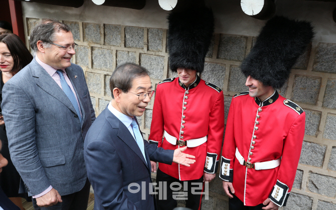 [포토]영국 근위병과 이야기 나누는 박원순 서울시장-찰스 헤이 주한 영국 대사