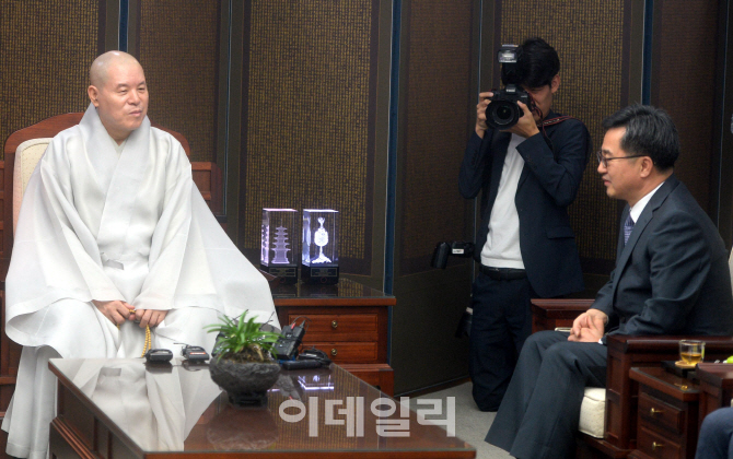 [포토]김동연 부총리, 종교인 과세 관련 자승 스님 예방