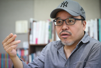 "윤태호 딴지 거는 중" 만화업계 간 갈등이 원인