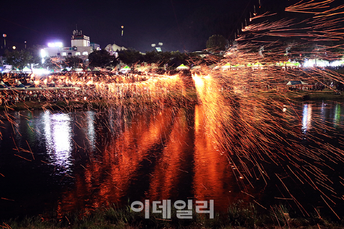 [포토]제21회 무주반딧불축제, '안성 낙화놀이'
