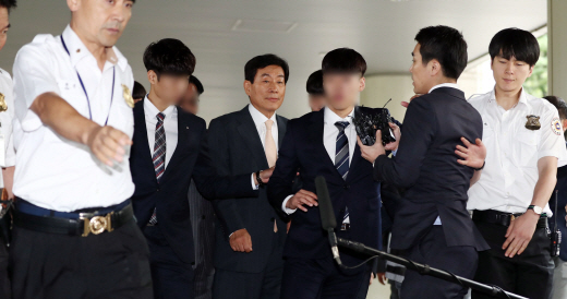 원세훈 `앳된` 경호원 화제..메이웨더 보디가드와 비교