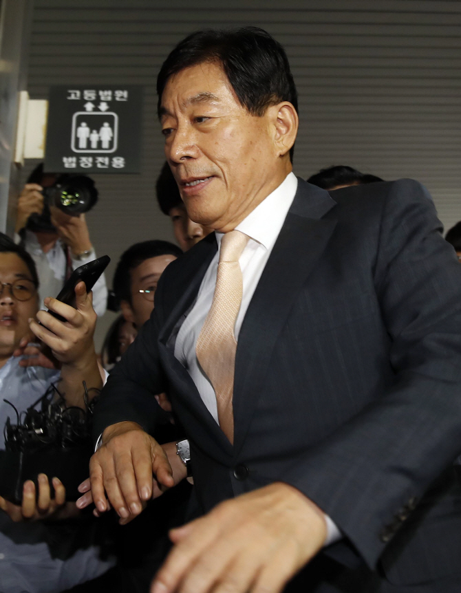 [포토] 법정 향하는 원세훈 전 국정원장