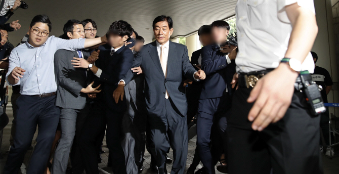 [포토] 취재진 뿌리치는 원세훈