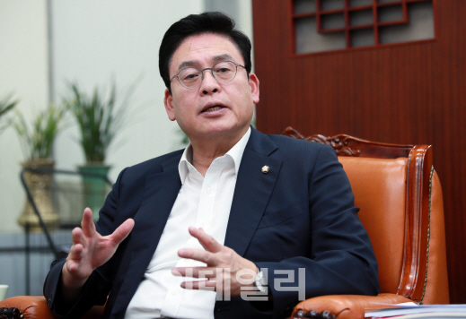 한국당 정우택 "文정부 포퓰리즘, 낱낱이 파헤칠것"