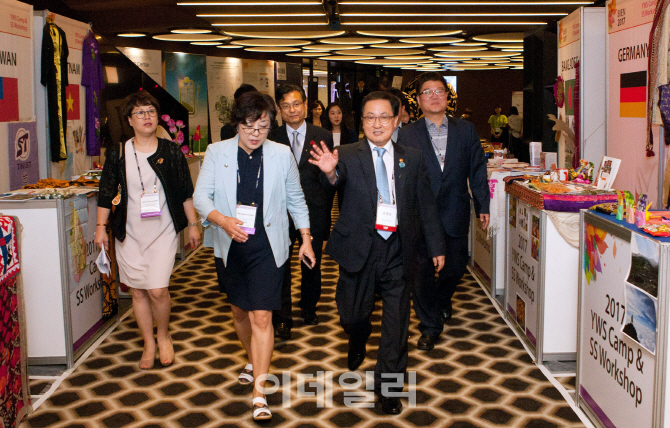 [포토] '2017 국제여성과학기술인대회' 참석한 유영민 장관