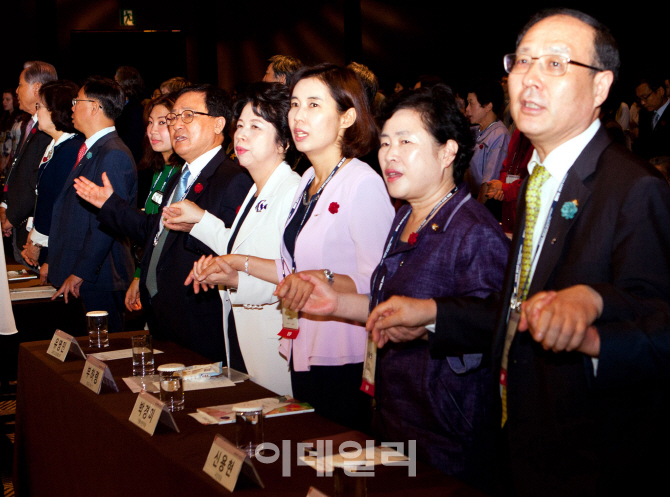 [포토] 손잡고 합창하는 여성과학기술인대회 개막식