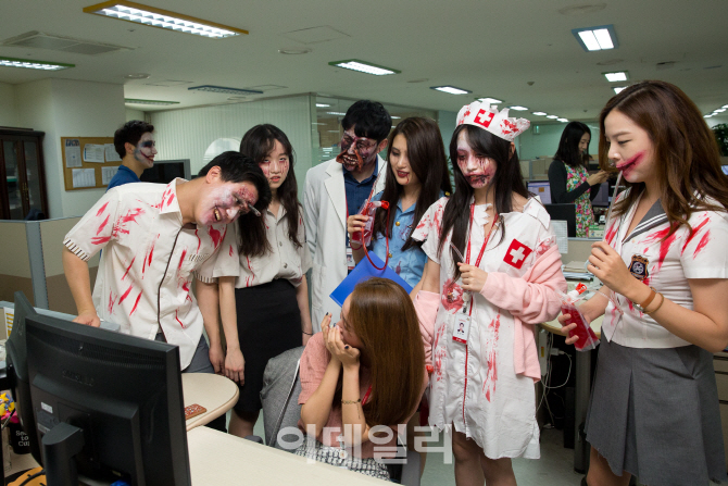 [포토] '좀비' 분장이벤트하는 롯데월드 직원들