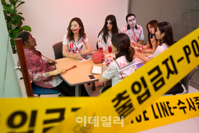 [포토] 롯데월드 사무실에서 회의하는  좀비들
