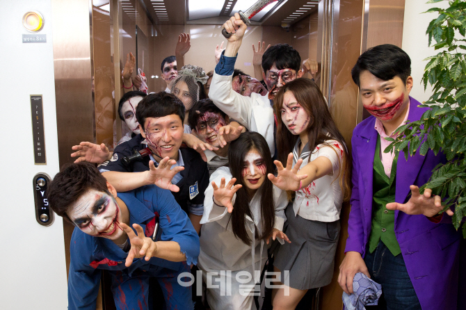 [포토] 좀비 바이러스 감염된 롯데월드 직원들