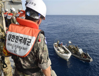 청해부대, 아덴만서 11일째 표류하던 소말리아 어선 구조