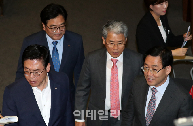 [포토]정기국회 개회, 대화하는 여야 4당 원내대표